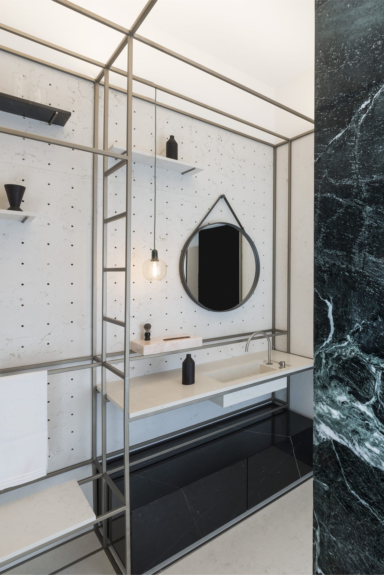 Bagno minimal, specchio e lavabo